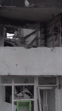 Bu dikey borsa videosu Ukrayna 'daki savaşın sonucunu gösteriyor. Borodyanka, Bucha bölgesindeki harap olmuş bir bina. Gri, renksiz, düz.