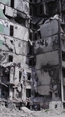 Bu dikey borsa videosu Ukrayna 'daki savaşın sonucunu gösteriyor. Borodyanka, Bucha bölgesindeki harap olmuş bir bina. Gri, renksiz, düz.