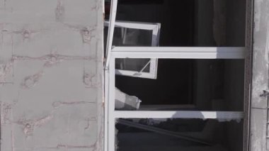 Bu dikey borsa videosu Ukrayna 'daki savaşın sonucunu gösteriyor. Borodyanka, Bucha bölgesindeki harap olmuş bir bina. Gri, renksiz, düz.
