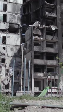 Bu dikey borsa videosu Ukrayna 'daki savaşın sonucunu gösteriyor. Borodyanka, Bucha bölgesindeki harap olmuş bir bina. Gri, renksiz, düz.
