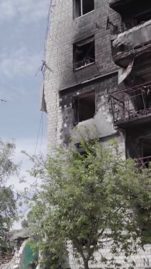 Bu dikey borsa videosu Ukrayna 'daki savaşın sonucunu gösteriyor. Borodyanka, Bucha bölgesindeki harap olmuş bir bina. Gri, renksiz, düz.