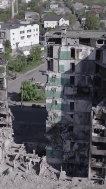 Bu dikey borsa videosu Ukrayna 'daki savaşın sonucunu gösteriyor. Borodyanka, Bucha bölgesindeki harap olmuş bir bina. Gri, renksiz, düz.