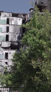 Bu dikey borsa videosu Ukrayna 'daki savaşın sonucunu gösteriyor. Borodyanka, Bucha bölgesindeki harap olmuş bir bina. Gri, renksiz, düz.