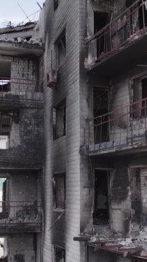 Bu dikey borsa videosu Ukrayna 'daki savaşın sonucunu gösteriyor. Borodyanka, Bucha bölgesindeki harap olmuş bir bina. Gri, renksiz, düz.