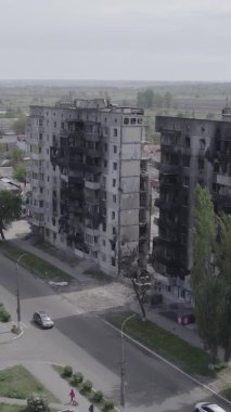 Bu dikey borsa videosu Ukrayna 'daki savaşın sonucunu gösteriyor. Borodyanka, Bucha bölgesindeki harap olmuş bir bina. Gri, renksiz, düz.