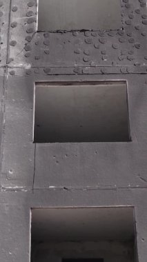 Bu dikey borsa videosu Ukrayna 'daki savaşın sonucunu gösteriyor. Borodyanka, Bucha bölgesindeki harap olmuş bir bina. Gri, renksiz, düz.