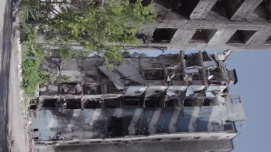 Bu dikey borsa videosu Ukrayna 'daki savaşın sonucunu gösteriyor. Borodyanka, Bucha bölgesindeki harap olmuş bir bina. Gri, renksiz, düz.