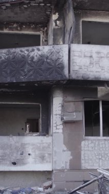Bu dikey borsa videosu Ukrayna 'daki savaşın sonucunu gösteriyor. Borodyanka, Bucha bölgesindeki harap olmuş bir bina. Gri, renksiz, düz.