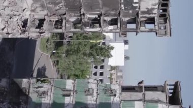 Bu dikey borsa videosu Ukrayna 'daki savaşın sonucunu gösteriyor. Borodyanka, Bucha bölgesindeki harap olmuş bir bina. Gri, renksiz, düz.