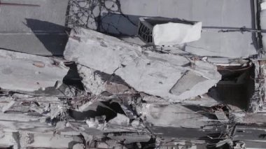 Bu dikey borsa videosu Ukrayna 'daki savaşın sonucunu gösteriyor. Borodyanka, Bucha bölgesindeki harap olmuş bir bina. Gri, renksiz, düz.