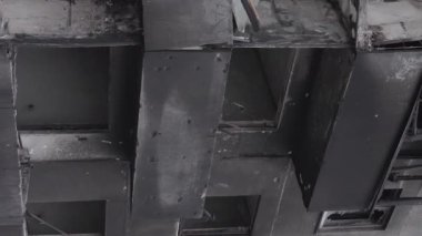 Bu dikey borsa videosu Ukrayna 'daki savaşın sonucunu gösteriyor. Borodyanka, Bucha bölgesindeki harap olmuş bir bina. Gri, renksiz, düz.