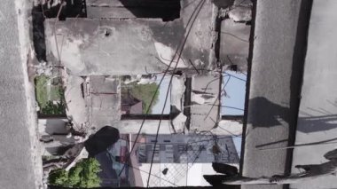 Bu dikey borsa videosu Ukrayna 'daki savaşın sonucunu gösteriyor. Borodyanka, Bucha bölgesindeki harap olmuş bir bina. Gri, renksiz, düz.