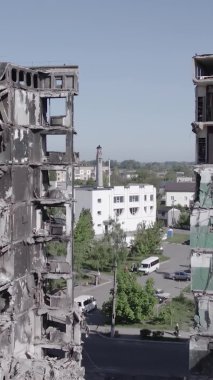 Bu dikey borsa videosu Ukrayna 'daki savaşın sonucunu gösteriyor. Borodyanka, Bucha bölgesindeki harap olmuş bir bina. Gri, renksiz, düz.