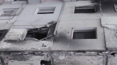 Bu dikey borsa videosu Ukrayna 'daki savaşın sonucunu gösteriyor. Borodyanka, Bucha bölgesindeki harap olmuş bir bina. Gri, renksiz, düz.