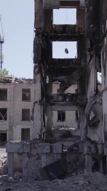 Bu dikey borsa videosu Ukrayna 'daki savaşın sonucunu gösteriyor. Borodyanka, Bucha bölgesindeki harap olmuş bir bina. Gri, renksiz, düz.