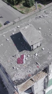 Bu dikey borsa videosu Ukrayna 'daki savaşın sonucunu gösteriyor. Borodyanka, Bucha bölgesindeki harap olmuş bir bina. Gri, renksiz, düz.