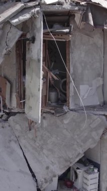 Bu dikey borsa videosu Ukrayna 'daki savaşın sonucunu gösteriyor. Borodyanka, Bucha bölgesindeki harap olmuş bir bina. Gri, renksiz, düz.