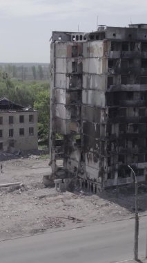 Bu dikey borsa videosu Ukrayna 'daki savaşın sonucunu gösteriyor. Borodyanka, Bucha bölgesindeki harap olmuş bir bina. Gri, renksiz, düz.