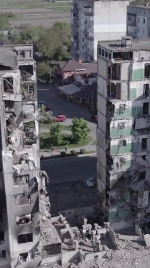 Bu dikey borsa videosu Ukrayna 'daki savaşın sonucunu gösteriyor. Borodyanka, Bucha bölgesindeki harap olmuş bir bina. Gri, renksiz, düz.