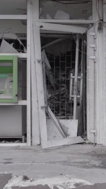 Bu dikey borsa videosu Ukrayna 'daki savaşın sonucunu gösteriyor. Borodyanka, Bucha bölgesindeki harap olmuş bir bina. Gri, renksiz, düz.