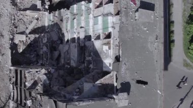 Bu dikey borsa videosu Ukrayna 'daki savaşın sonucunu gösteriyor. Borodyanka, Bucha bölgesindeki harap olmuş bir bina. Gri, renksiz, düz.