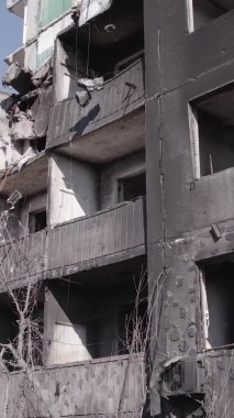 Bu dikey borsa videosu Ukrayna 'daki savaşın sonucunu gösteriyor. Borodyanka, Bucha bölgesindeki harap olmuş bir bina. Gri, renksiz, düz.