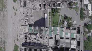 Bu dikey borsa videosu Ukrayna 'daki savaşın sonucunu gösteriyor. Borodyanka, Bucha bölgesindeki harap olmuş bir bina. Gri, renksiz, düz.