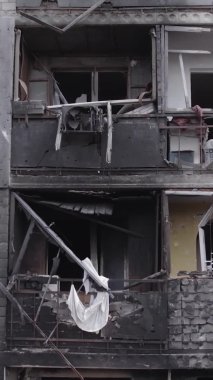 Bu dikey borsa videosu Ukrayna 'daki savaşın sonucunu gösteriyor. Borodyanka, Bucha bölgesindeki harap olmuş bir bina. Gri, renksiz, düz.