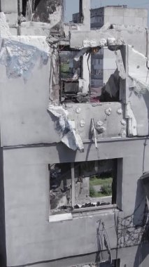 Bu dikey borsa videosu Ukrayna 'daki savaşın sonucunu gösteriyor. Borodyanka, Bucha bölgesindeki harap olmuş bir bina. Gri, renksiz, düz.