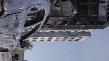 Bu dikey borsa videosu Ukrayna 'daki savaşın sonucunu gösteriyor. Borodyanka, Bucha bölgesindeki harap olmuş bir bina. Gri, renksiz, düz.