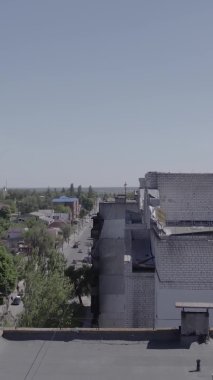 Bu dikey borsa videosu Ukrayna 'daki savaşın sonucunu gösteriyor. Borodyanka, Bucha bölgesindeki harap olmuş bir bina. Gri, renksiz, düz.