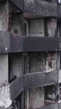 Bu dikey borsa videosu Ukrayna 'daki savaşın sonucunu gösteriyor. Borodyanka, Bucha bölgesindeki harap olmuş bir bina. Gri, renksiz, düz.