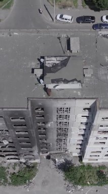 Bu dikey borsa videosu Ukrayna 'daki savaşın sonucunu gösteriyor. Borodyanka, Bucha bölgesindeki harap olmuş bir bina. Gri, renksiz, düz.