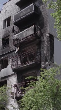 Bu dikey borsa videosu Ukrayna 'daki savaşın sonucunu gösteriyor. Borodyanka, Bucha bölgesindeki harap olmuş bir bina. Gri, renksiz, düz.