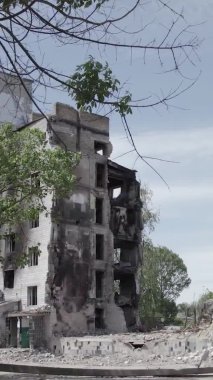 Bu dikey borsa videosu Ukrayna 'daki savaşın sonucunu gösteriyor. Borodyanka, Bucha bölgesindeki harap olmuş bir bina. Gri, renksiz, düz.