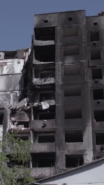 Bu dikey borsa videosu Ukrayna 'daki savaşın sonucunu gösteriyor. Borodyanka, Bucha bölgesindeki harap olmuş bir bina. Gri, renksiz, düz.