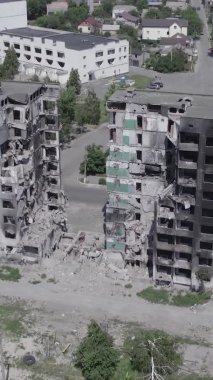 Bu dikey borsa videosu Ukrayna 'daki savaşın sonucunu gösteriyor. Borodyanka, Bucha bölgesindeki harap olmuş bir bina. Gri, renksiz, düz.