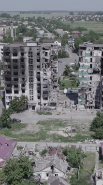 Bu dikey borsa videosu Ukrayna 'daki savaşın sonucunu gösteriyor. Borodyanka, Bucha bölgesindeki harap olmuş bir bina. Gri, renksiz, düz.