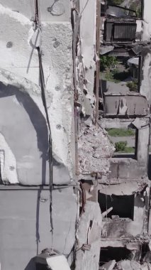 Bu dikey borsa videosu Ukrayna 'daki savaşın sonucunu gösteriyor. Borodyanka, Bucha bölgesindeki harap olmuş bir bina. Gri, renksiz, düz.