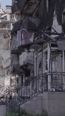 Bu dikey borsa videosu Ukrayna 'daki savaşın sonucunu gösteriyor. Borodyanka, Bucha bölgesindeki harap olmuş bir bina. Gri, renksiz, düz.