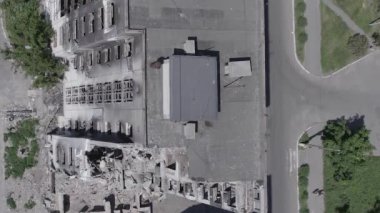 Bu dikey borsa videosu Ukrayna 'daki savaşın sonucunu gösteriyor. Borodyanka, Bucha bölgesindeki harap olmuş bir bina. Gri, renksiz, düz.