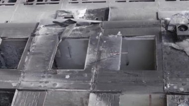 Bu dikey borsa videosu Ukrayna 'daki savaşın sonucunu gösteriyor. Borodyanka, Bucha bölgesindeki harap olmuş bir bina. Gri, renksiz, düz.