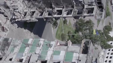 Bu dikey borsa videosu Ukrayna 'daki savaşın sonucunu gösteriyor. Borodyanka, Bucha bölgesindeki harap olmuş bir bina. Gri, renksiz, düz.