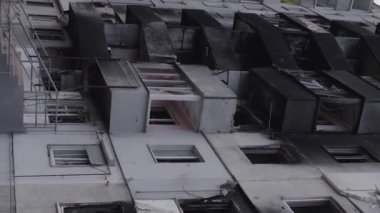 Bu dikey borsa videosu Ukrayna 'daki savaşın sonucunu gösteriyor. Borodyanka, Bucha bölgesindeki harap olmuş bir bina. Gri, renksiz, düz.