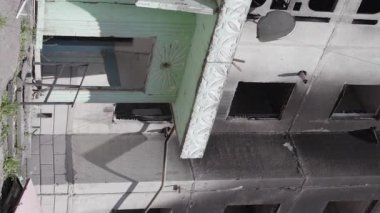 Bu dikey borsa videosu Ukrayna 'daki savaşın sonucunu gösteriyor. Borodyanka, Bucha bölgesindeki harap olmuş bir bina. Gri, renksiz, düz.