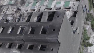 Bu dikey borsa videosu Ukrayna 'daki savaşın sonucunu gösteriyor. Borodyanka, Bucha bölgesindeki harap olmuş bir bina. Gri, renksiz, düz.