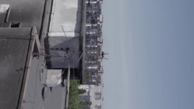 Bu dikey borsa videosu Ukrayna 'daki savaşın sonucunu gösteriyor. Borodyanka, Bucha bölgesindeki harap olmuş bir bina. Gri, renksiz, düz.