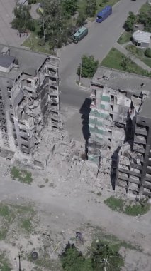 Bu dikey borsa videosu Ukrayna 'daki savaşın sonucunu gösteriyor. Borodyanka, Bucha bölgesindeki harap olmuş bir bina. Gri, renksiz, düz.