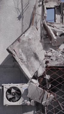 Bu dikey borsa videosu Ukrayna 'daki savaşın sonucunu gösteriyor. Borodyanka, Bucha bölgesindeki harap olmuş bir bina. Gri, renksiz, düz.