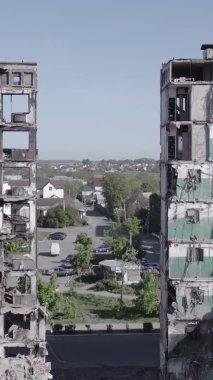 Bu dikey borsa videosu Ukrayna 'daki savaşın sonucunu gösteriyor. Borodyanka, Bucha bölgesindeki harap olmuş bir bina. Gri, renksiz, düz.